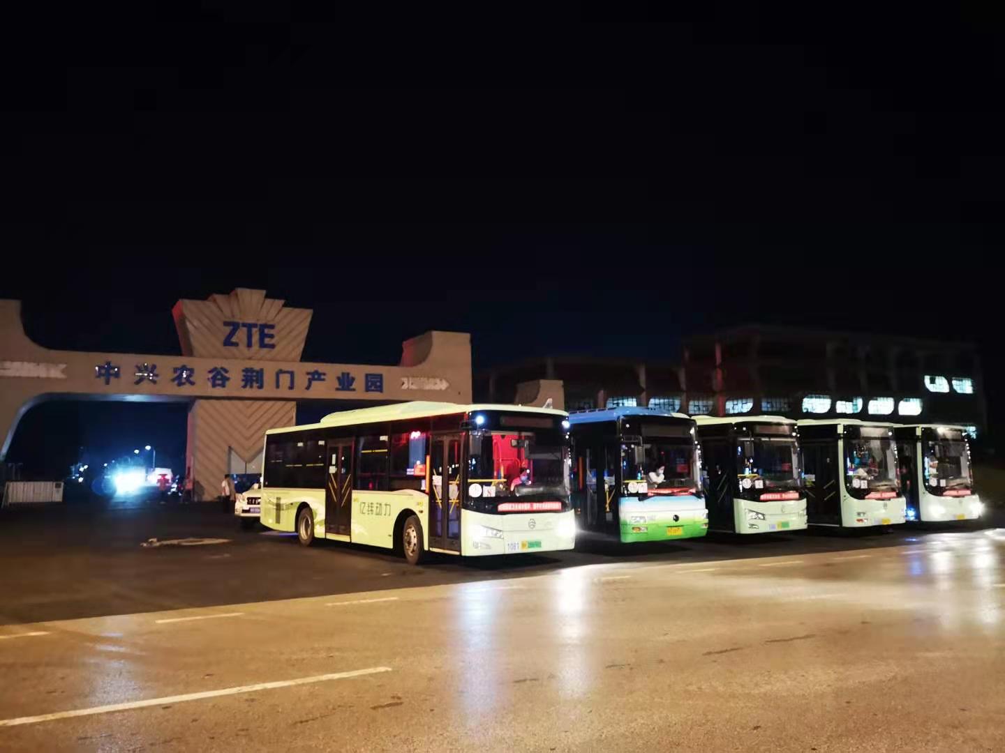 中興農(nóng)谷整齊排列的轉運車隊.jpg